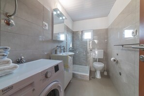 Articles de toilette (gratuits), séchoir à cheveux, serviettes fournies