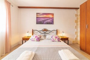 2 bedrooms, iron/ironing board, WiFi, bed sheets