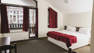 2 habitaciones, minibar, escritorio y espacio para trabajar con laptop