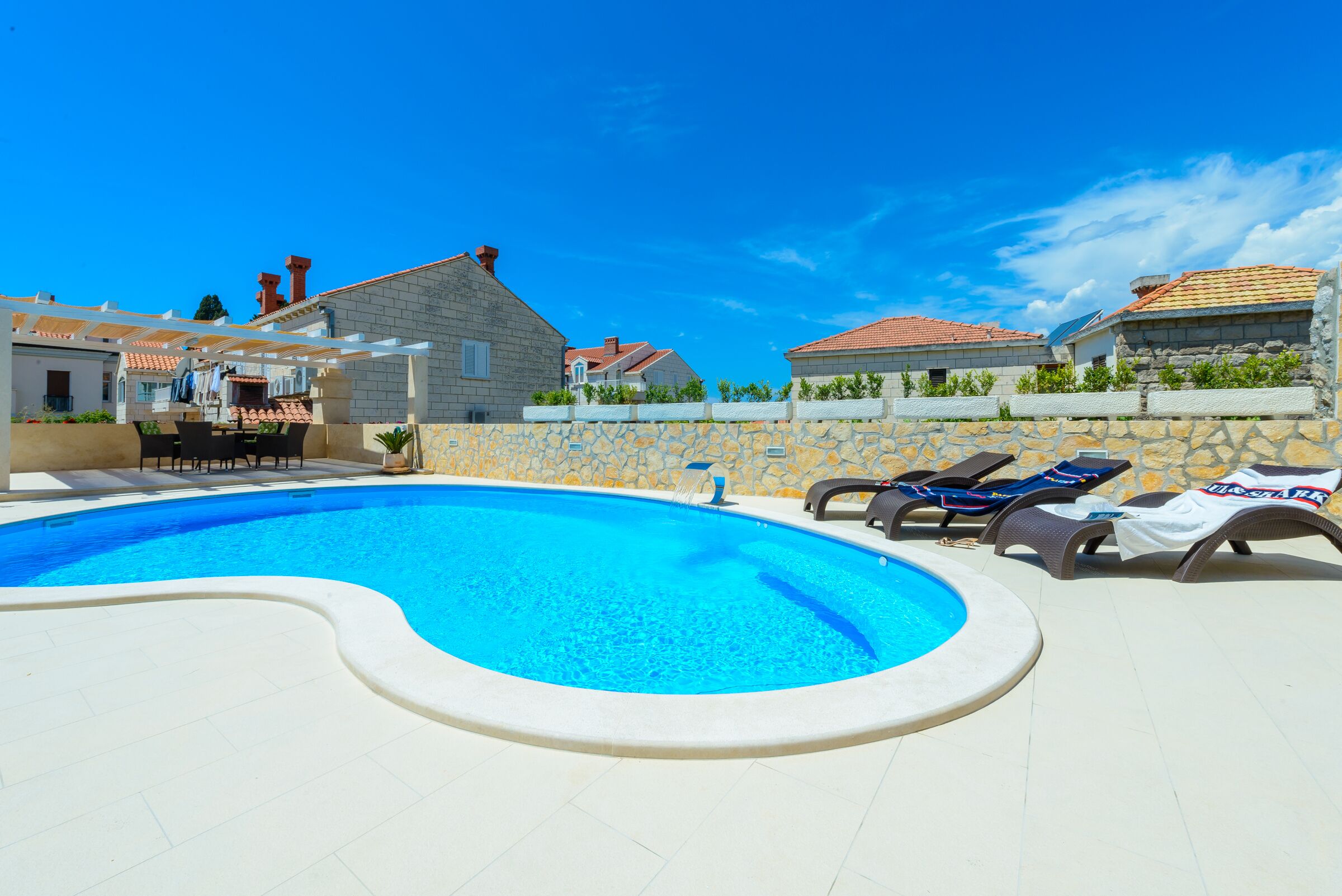Vila (Five-Bedroom Villa with Swimming Pool) | Piscina | Piscina externa, guarda-sóis, espreguiçadeiras