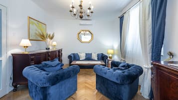 Villa (Five-Bedroom Villa with Swimming Pool) | Sala de estar | Televisión de pantalla plana de 25 pulgadas con canales por cable