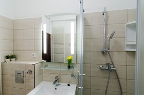 Huvila (Five-Bedroom Villa with Swimming Pool) | Kylpyhuone | Hiustenkuivaaja, pyyhkeet