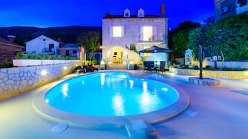 Villa (Five-Bedroom Villa with Swimming Pool) | Piscina | Una piscina al aire libre, sombrillas, tumbonas
