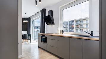 Fridge, microwave, stovetop, dishwasher