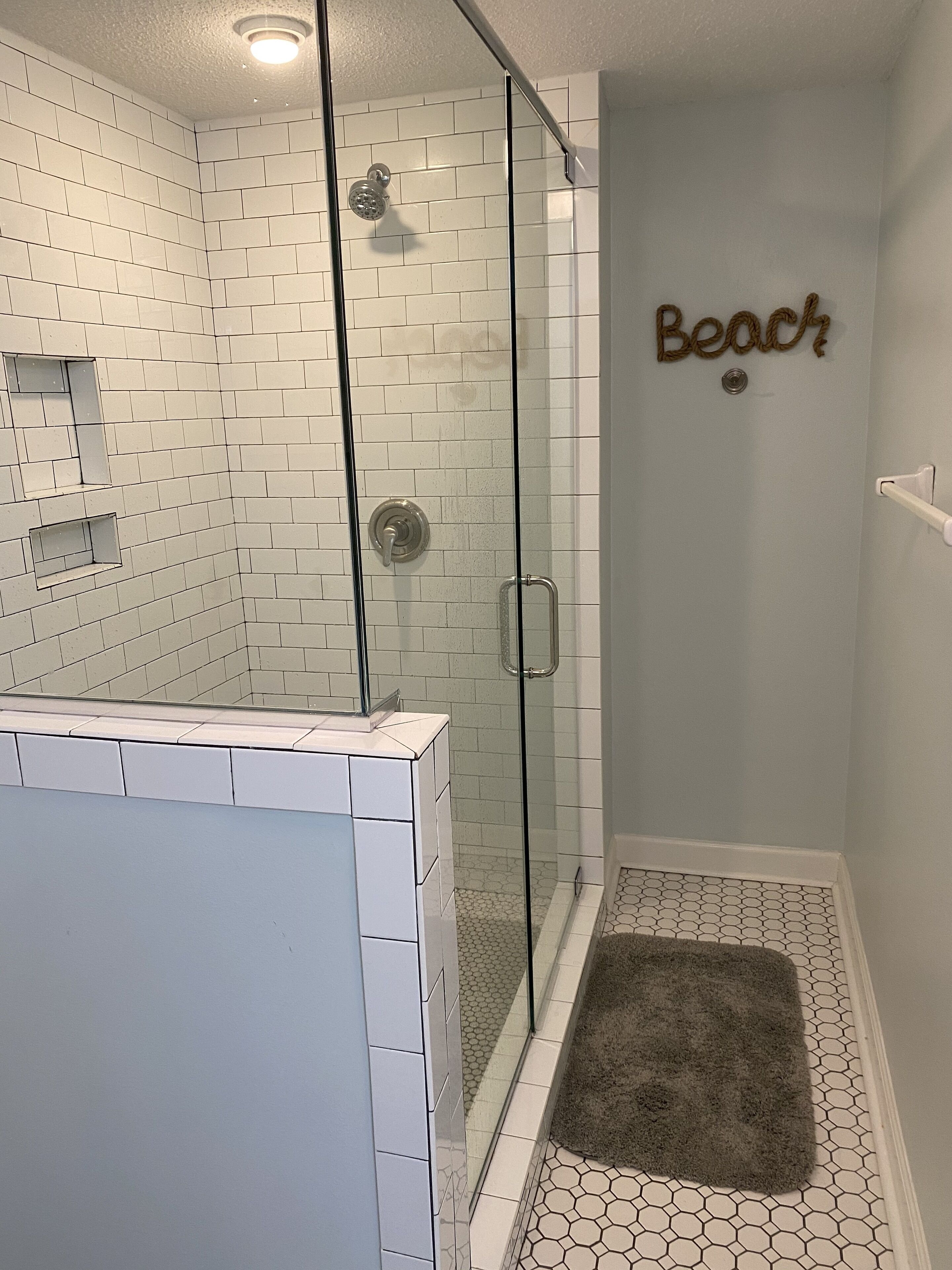 Combined shower/bathtub, hair dryer, towels