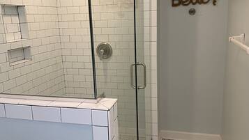 Combined shower/bathtub, hair dryer, towels