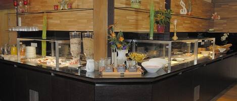 Frukostbuffé varje dag (EUR 7 per person)