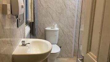 Een douche, gratis toiletartikelen, handdoeken