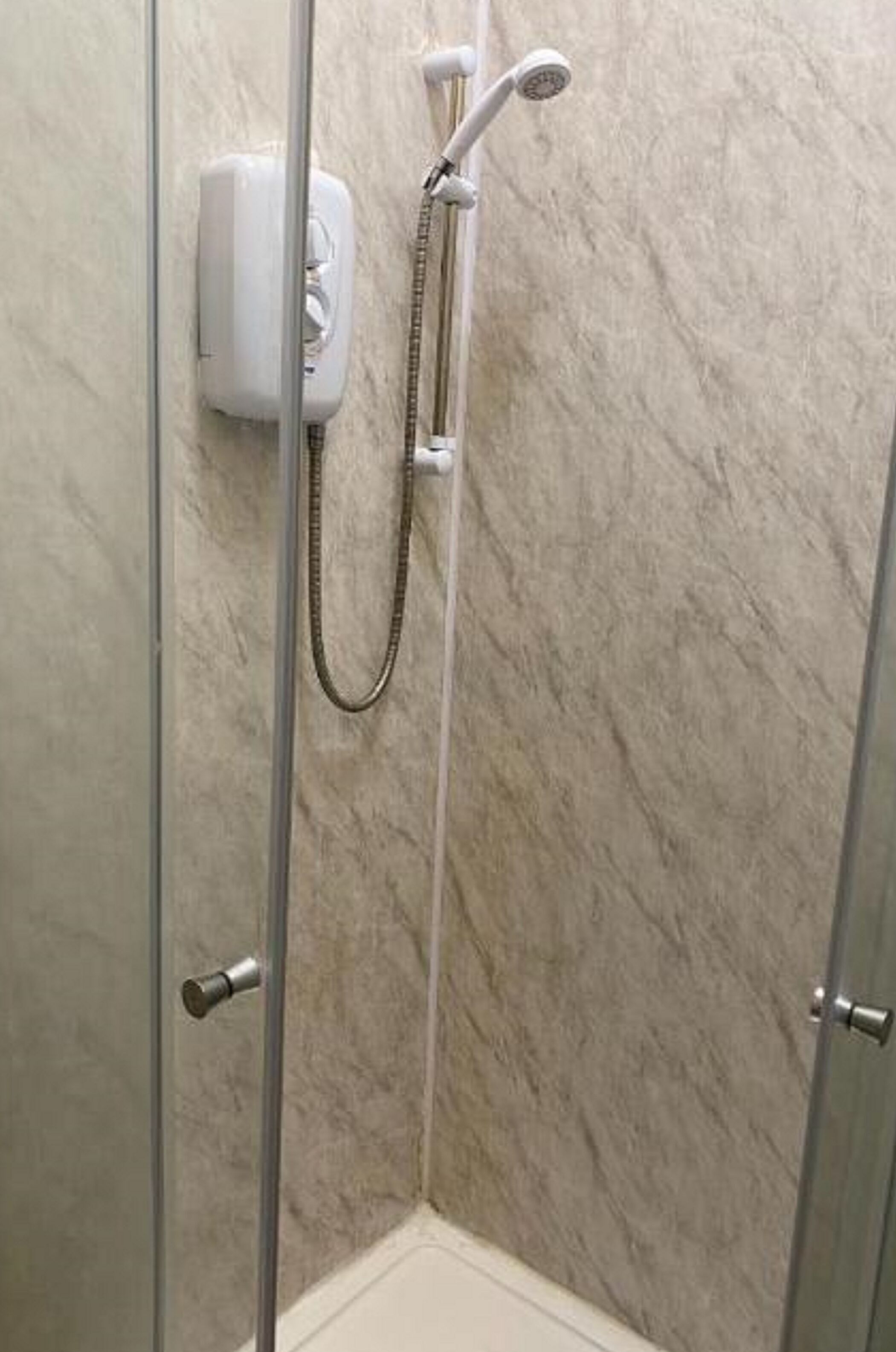 Regadera, amenidades de baño gratuitas, toallas 