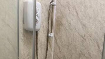 Regadera, amenidades de baño gratuitas, toallas