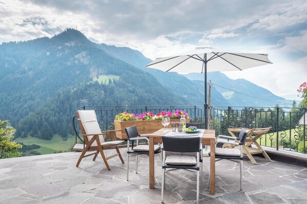 Outdoor dining - Apartment "Lara Ruveda" with Mountain View, Private Terrace and Wi-Fi (St.Ulrich)