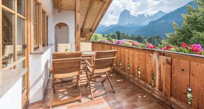 Apartment âLara Ruvedaâ mit Bergblick, privater Terrasse und WLAN