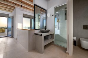 Duschwanne, Haartrockner, Handtücher, Seife