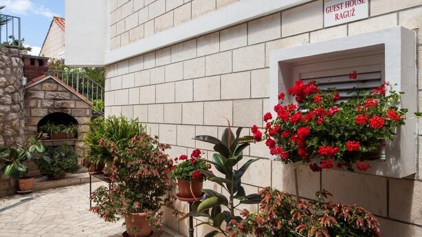 A building with a sign reading "GUEST HOUSE RAGUŽ". - Guest House Raguz (Dubrovnik)