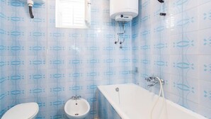 A bathroom with a bathtub, toilet, and bidet. - Guest House Raguz (Dubrovnik)