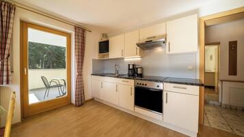 Een koelkast, een oven, een kookplaat, een vaatwasser