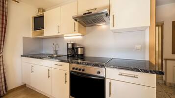 KĂŒhlschrank, Ofen, Herdplatte, GeschirrspĂŒler