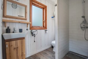 Een douche, een haardroger, handdoeken