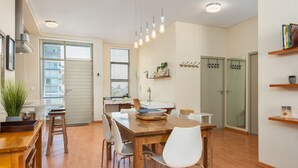 Grand Apartment | In-room dining - Soho C6 (Cape Town)