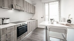 Kühlschrank, Ofen, Herdplatte, Toaster