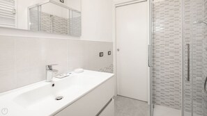 Dusche, Haartrockner, Bidet, Handtücher