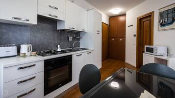 Frigorifero, microonde, forno, piano cottura