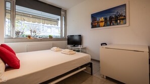 1 chambre, fer et planche Ă repasser, Wi-Fi gratuit, draps fournis