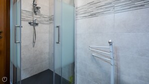 Dusche, kostenlose Toilettenartikel, Haartrockner, Bidet