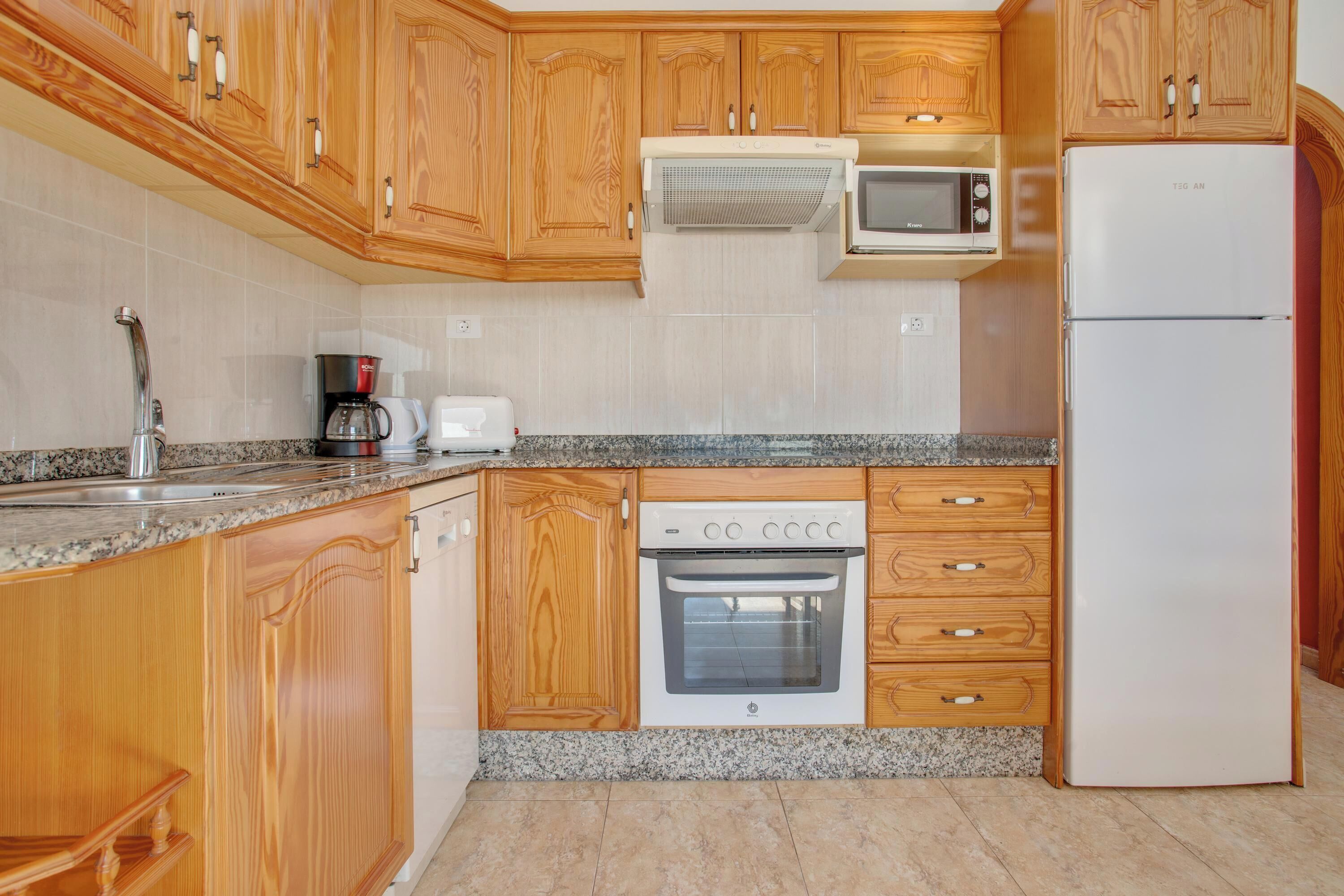 Køleskab, mikrobølgeovn, ovn, kogeplade