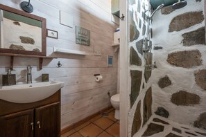 Douche, sèche-cheveux, serviettes fournies