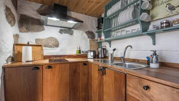 Een koelkast, een magnetron, een kookplaat