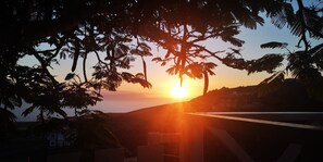 Property grounds - Holiday Home "La Casita" with Sea & Mountain Views, Shared Garden, and Wi-Fi (Adeje)