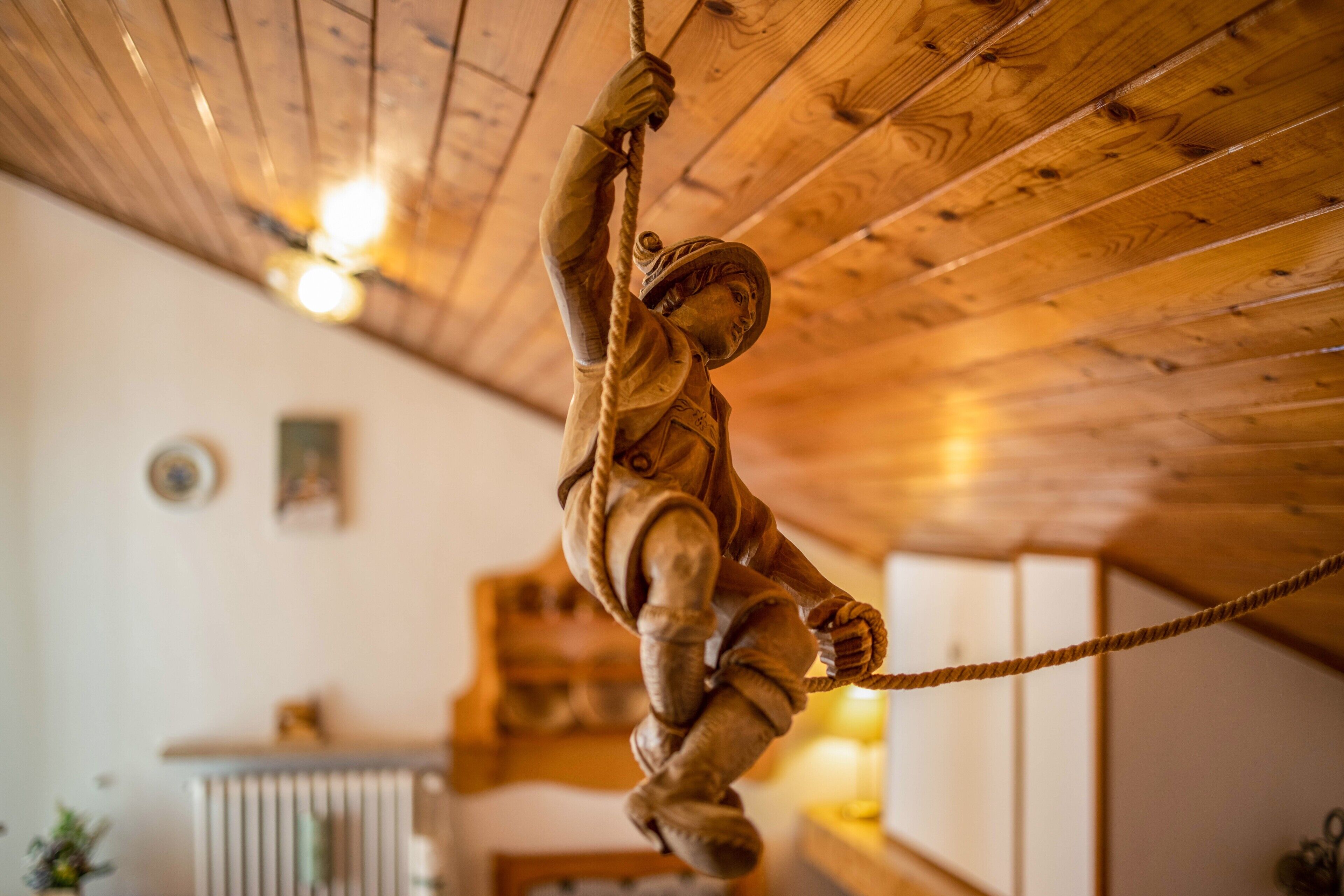 Un plafond en bois avec une corde.