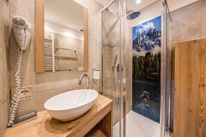 Dusche, Haartrockner, Handtücher