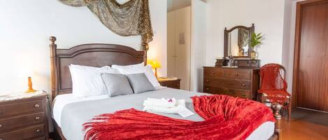 1 bedroom, memory foam beds, WiFi, bed sheets