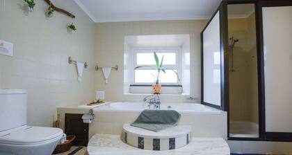 Pool suite with marble bath in exotic fruit orchard
