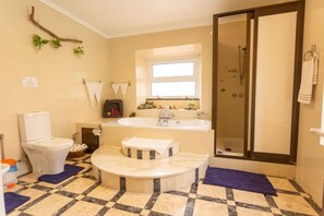 Een bad/douchecombinatie, een haardroger, handdoeken