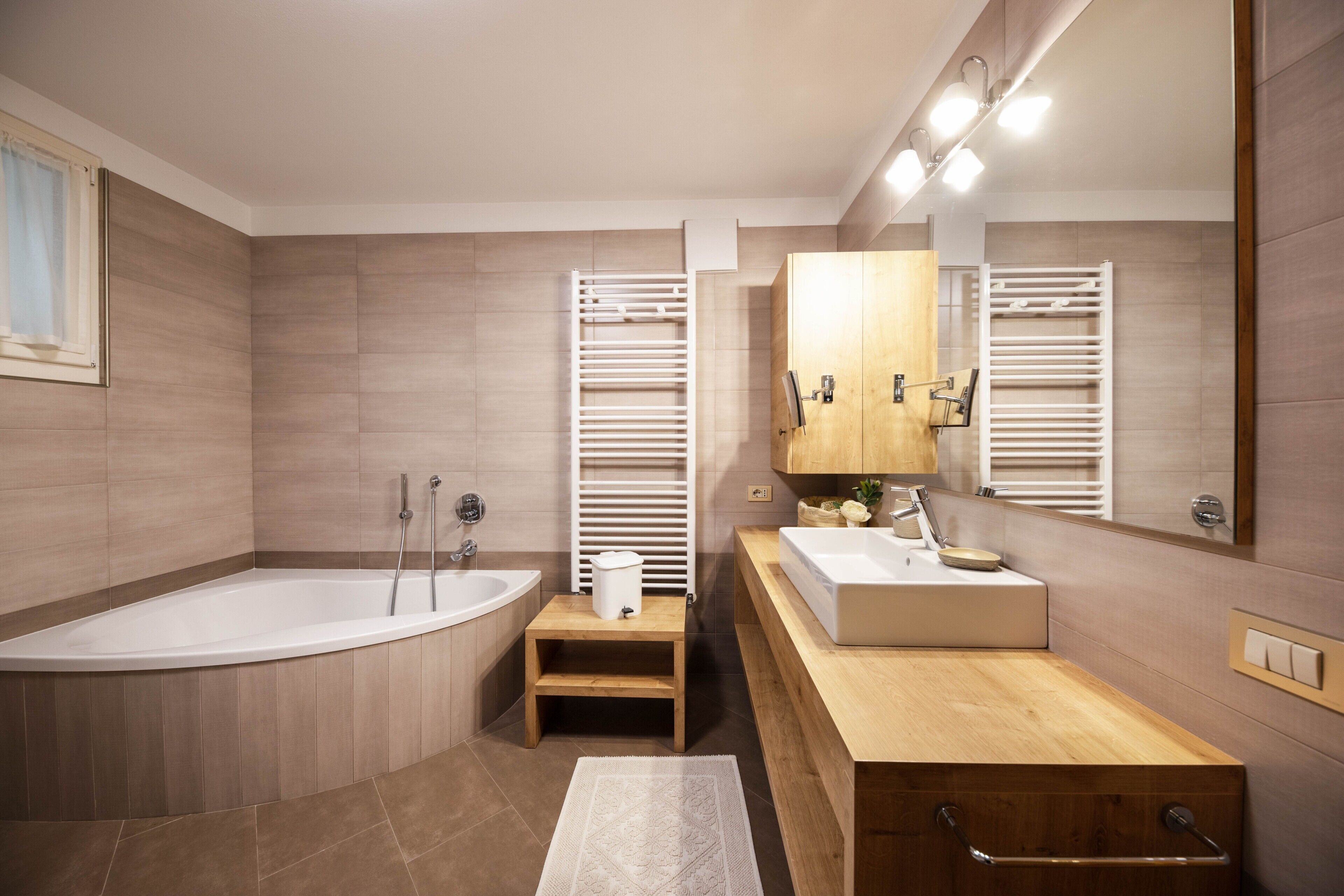 Bañera, secador de pelo y toallas