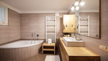 Bañera, secador de pelo y toallas