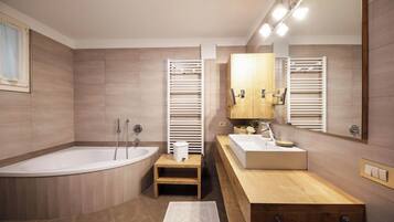 Baignoire, sĂšche-cheveux, serviettes fournies