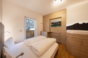 3 bedrooms, iron/ironing board, free WiFi, bed sheets - Charming Apartment “Majon d’Aisciuda Latemar” with Mountain View (Vigo di Fassa)