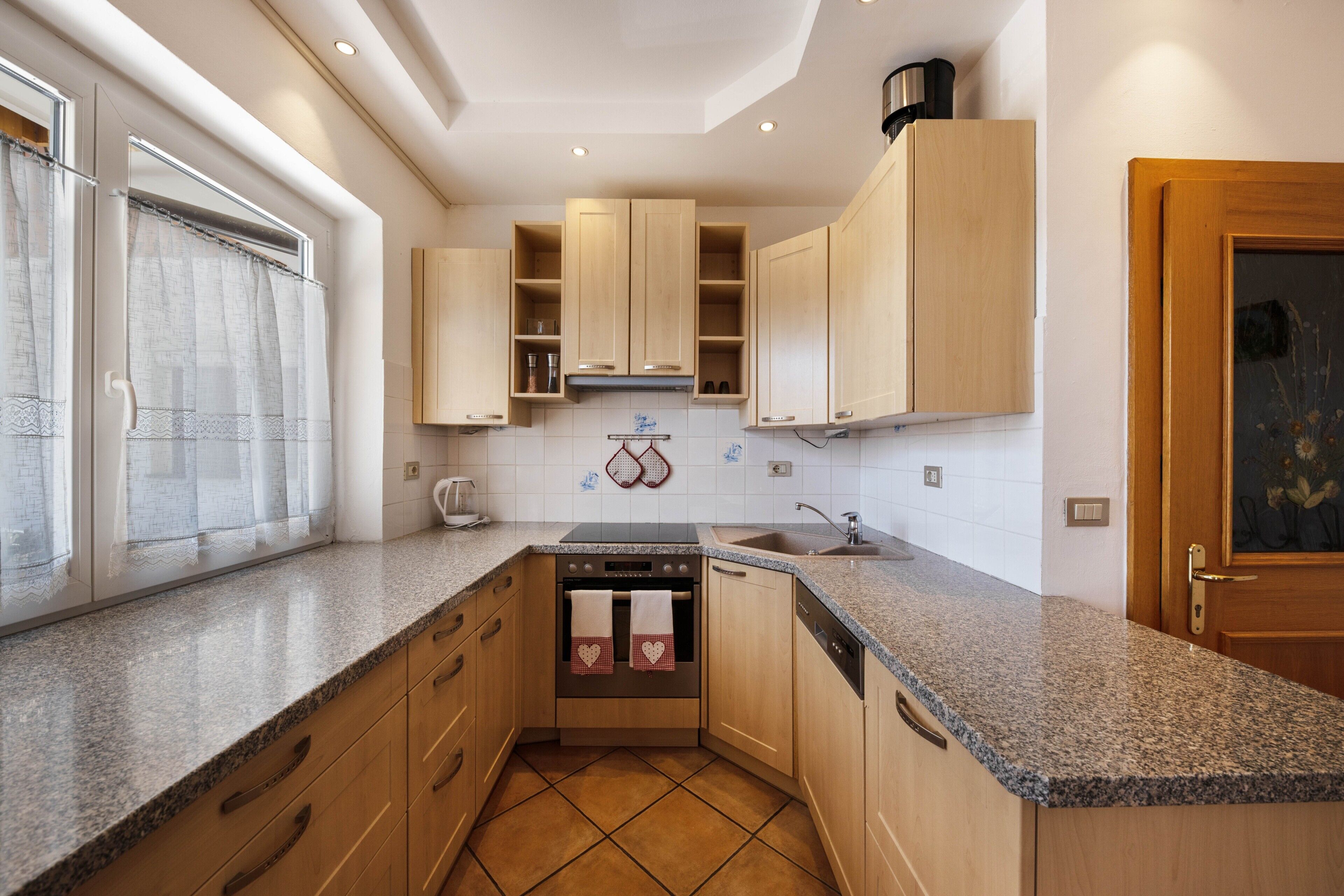 Kylskåp, mikrovågsugn, ugn och spishäll