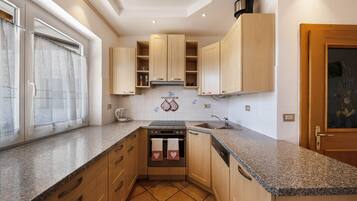 Kylskåp, mikrovågsugn, ugn och spishäll