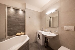 Bathtub, hair dryer, towels - Charming Apartment “Majon d’Aisciuda Latemar” with Mountain View (Vigo di Fassa)