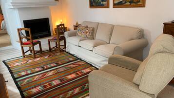 Een televisie, een open haard en een stereo