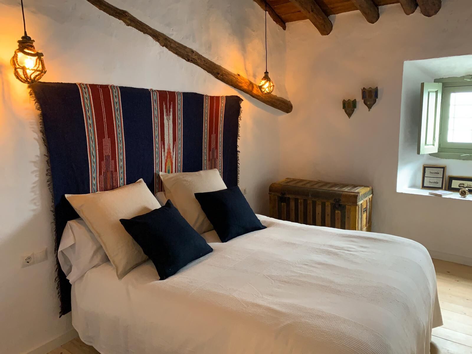 8 bedrooms, iron/ironing board, bed sheets