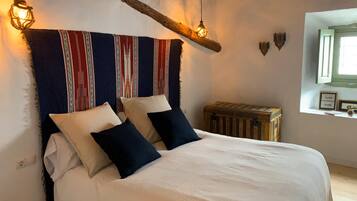 8 bedrooms, iron/ironing board, bed sheets