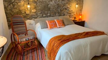 8 chambres, fer et planche à repasser, draps fournis