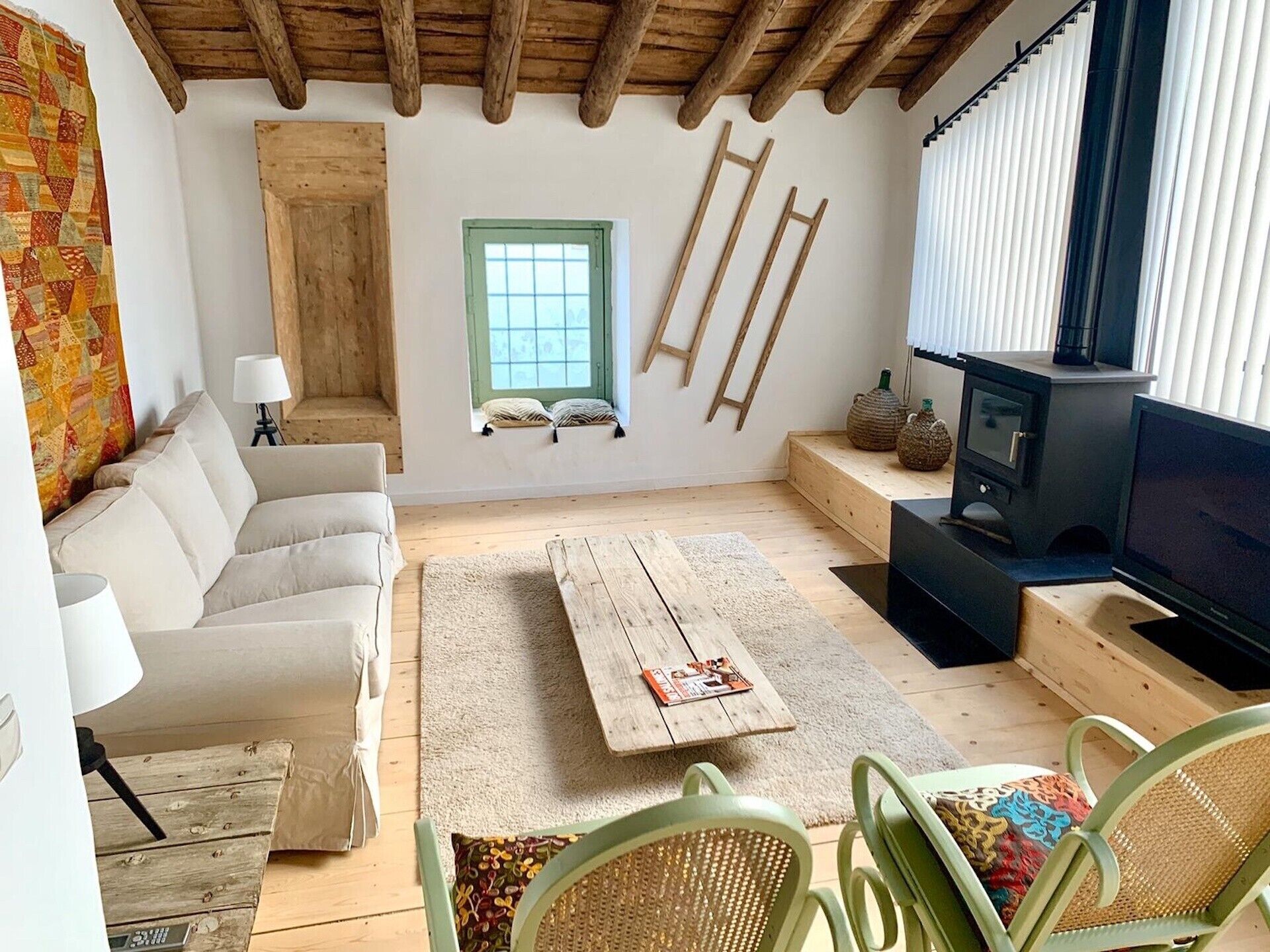 Télévision, cheminée, chaîne hi-fi