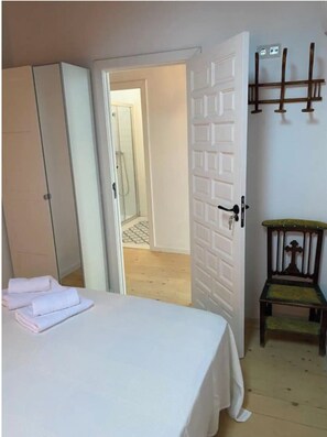 4 habitaciones, tabla de planchar con plancha y ropa de cama